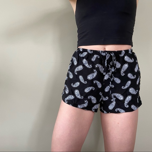 BRANDY MELVILLE shorts - Picture 4 of 11